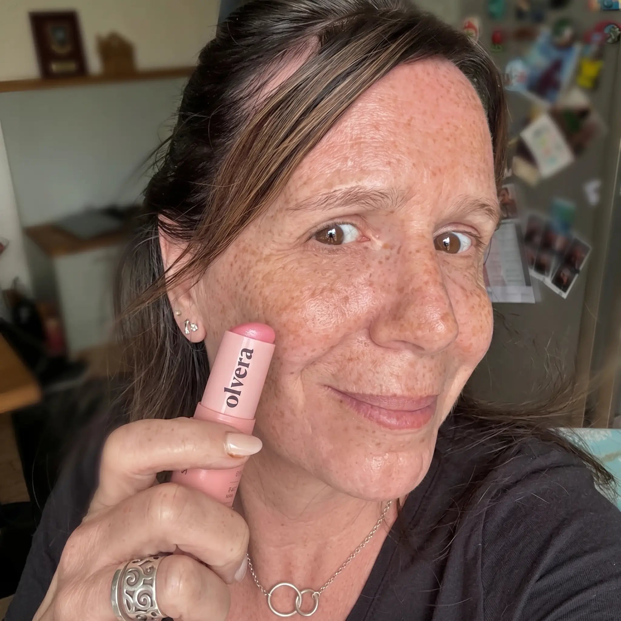 Žena používající Pure Collagen Wand Olvera