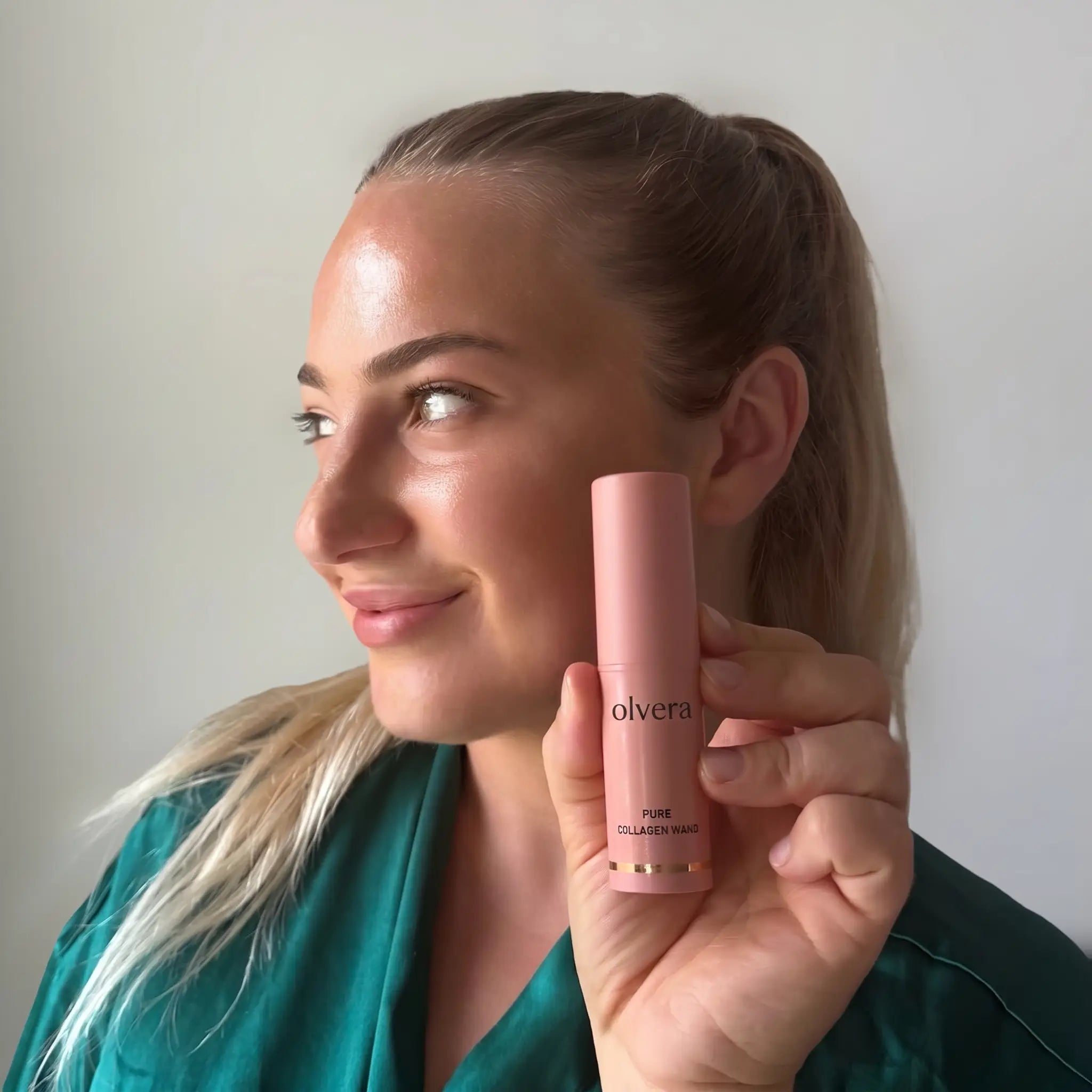 Aplikace Pure Collagen Wand Olvera na pleť